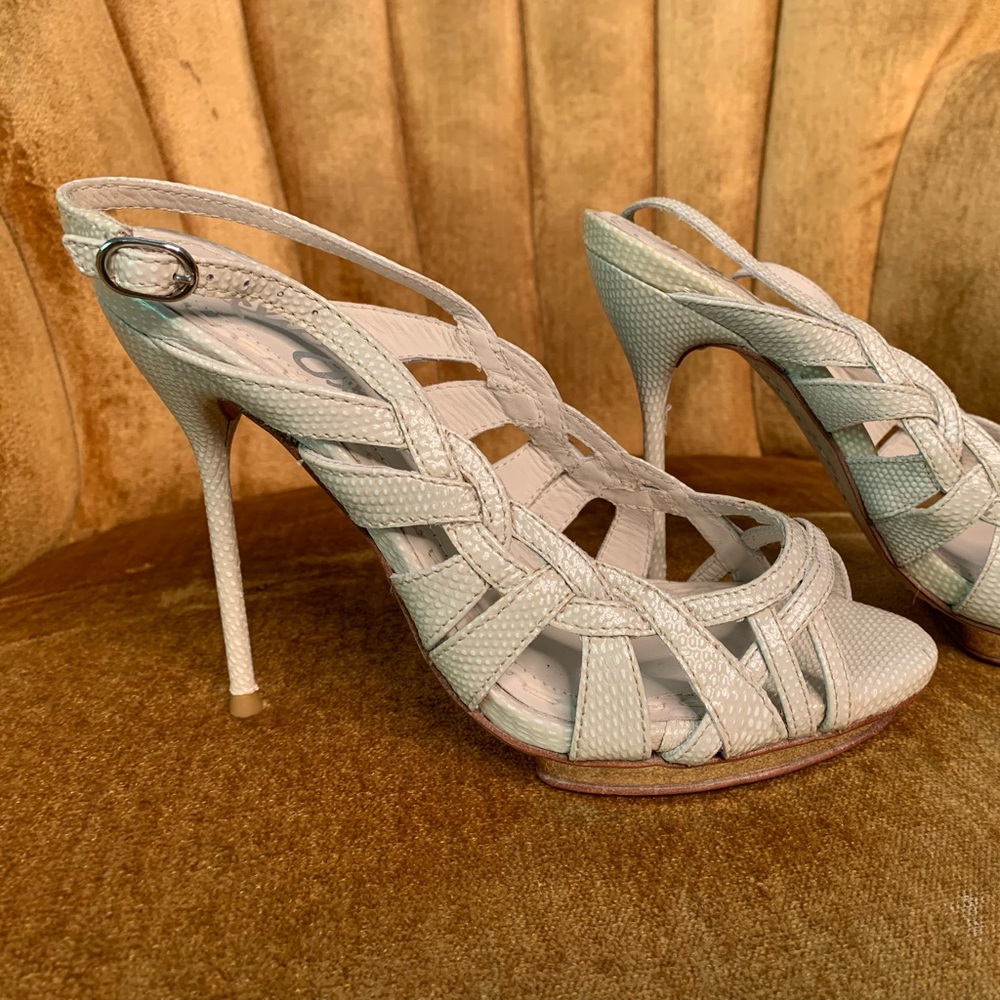 Alice & Olivia Cream/White Slingback with Silver Platform Size 36.5